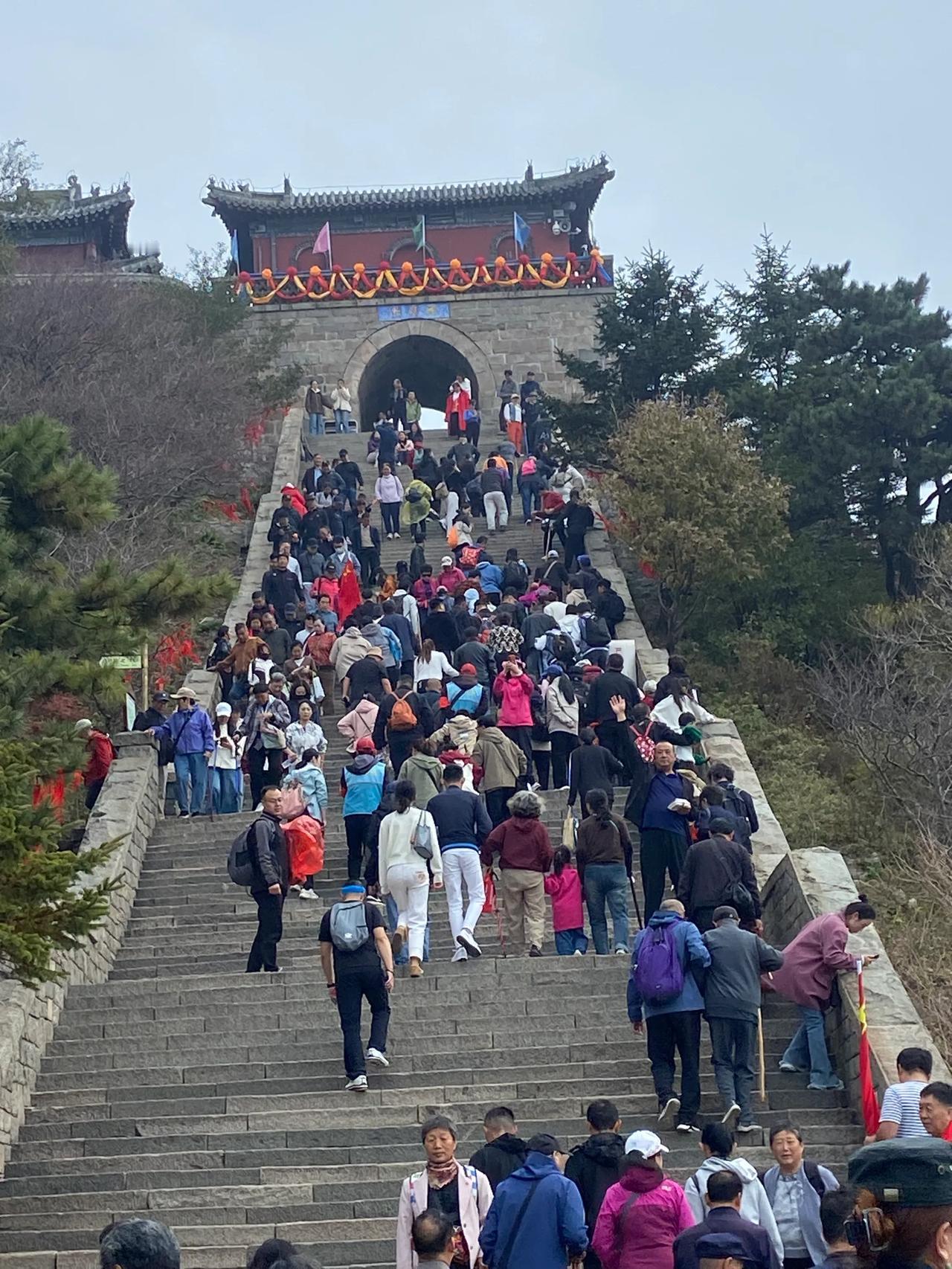 爬泰山的人是真多

好友不少七八十岁的老年人

全程爬上去

我是没有勇气的

