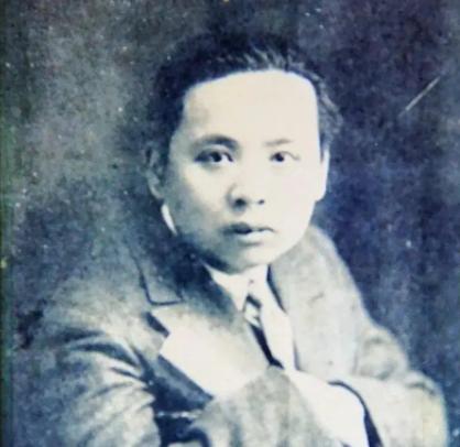 1913年，张恨水被迫结婚。他嫌弃妻子貌丑，却经常和妻子同房。不久后，妻子怀孕生