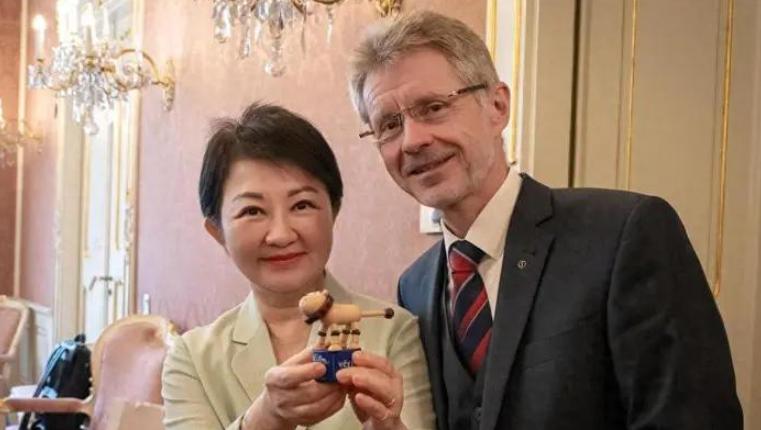 .卢秀燕果真没让人失望！6月15日，卢秀燕在抵达桃园机场后，面对媒体时表示，这次