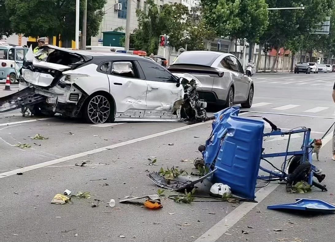 江苏灌南两名正在清晨作业的环卫工人不幸被撞，清晨的天还没完全亮，环卫工人就已经穿