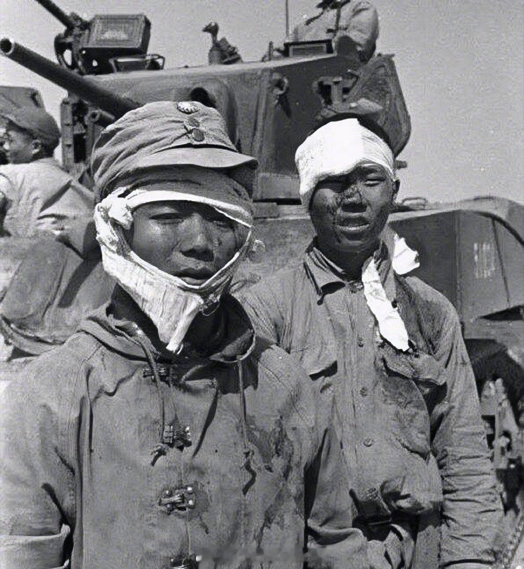 两名受伤的国民党士兵站在一辆M3斯图亚特轻型坦克前，摄于1949年上海郊外。 