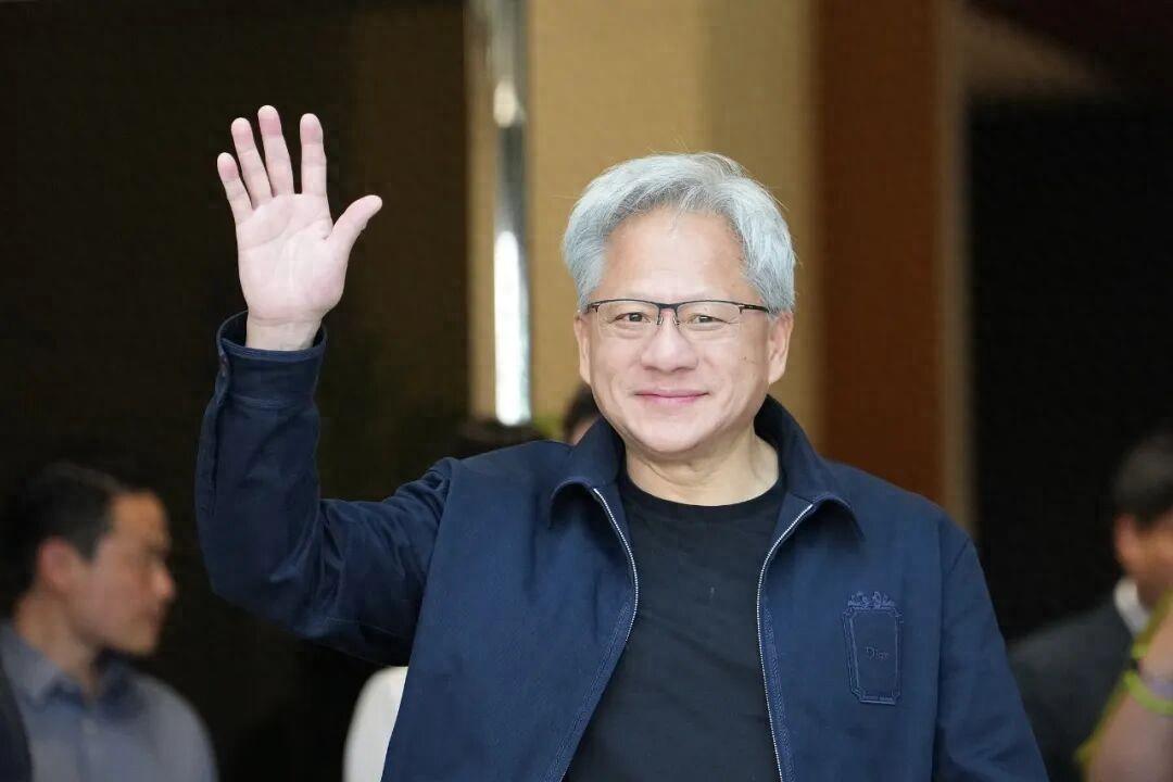 当地时间6月5日下午，英伟达CEO黄仁勋走出首尔金浦机场，粉丝挥手、镜头追逐，俨