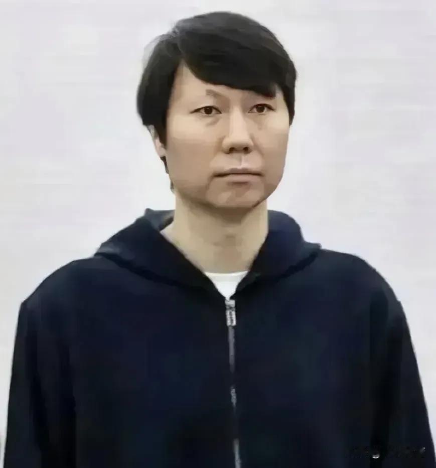干得漂亮！接后场传球，中场带球过人，前场防守队员自动闪开，一脚怒射，结果怎样着？