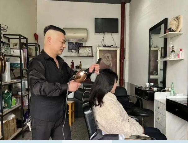 男人理发意外“捡”回16万！浙江海宁，理发师见一名男顾客闷闷乐，得知对方跟妻子闹