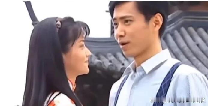 《情深深雨濛濛》里方瑜为啥会看上尔豪？这问题估计不少人琢磨过。
 
要说尔豪前期