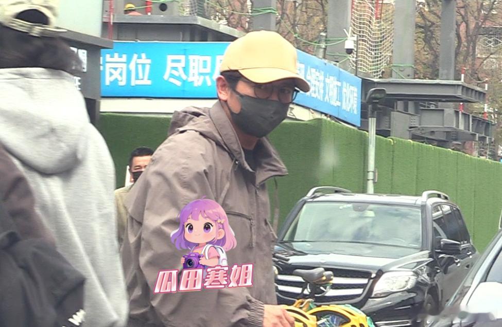 原来胡海泉女儿都这么大了 胡海泉罕见和女儿同框，父女俩逛街结束后乘车回家。走到车