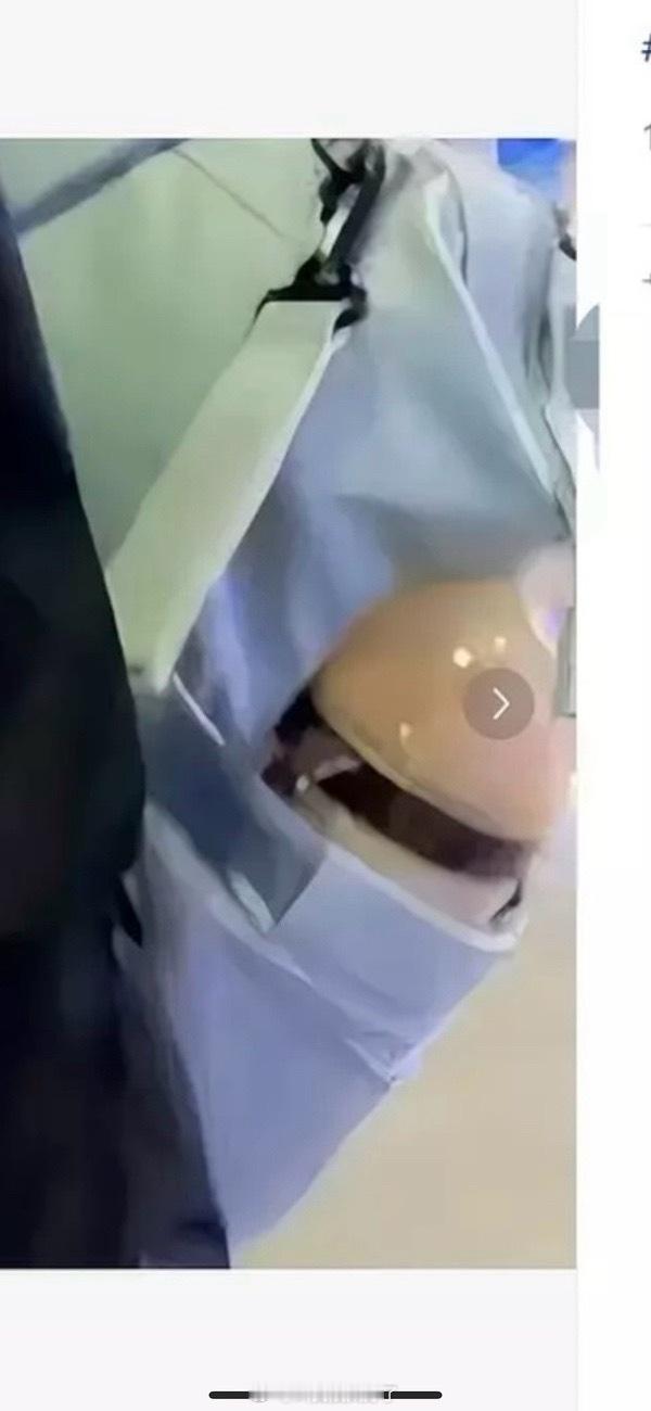 网友找到了类似的的奶瓶，通体是白色更像这个。田栩宁 奶瓶 ​​​