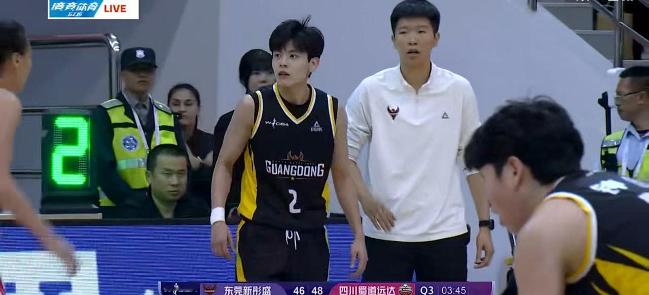 黄思静简直是广东女篮的传奇人物！2024年刚上任主教练，就带领队伍夺得了WCBA