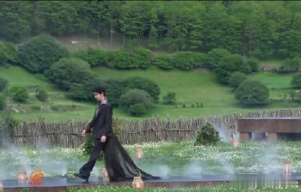 夏之光VOGUE走秀 这场VOGUE走秀太有巧思，山水布景清雅别致，夏之光游走其
