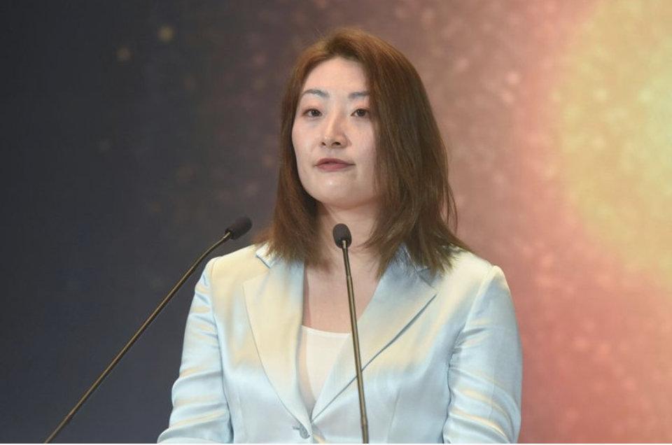 宗馥莉之前说过：实力没到的时候先妥协。
这是她的第二次辞职，上次是为了掌权，那这