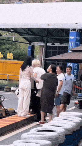 女人何苦为难女人，大热的的又打起来了！

一游乐园内，具体不知道啥原因，开头就看