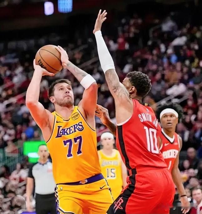 灭火箭稳住西部第3！湖人100：93险胜火箭，湖人球员得分排名一览：

01、东