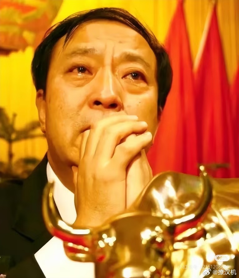 牛群裸捐全部财产昔日春晚舞台风光无限，如今街头独行步履匆匆75岁牛群被拍到独自拖