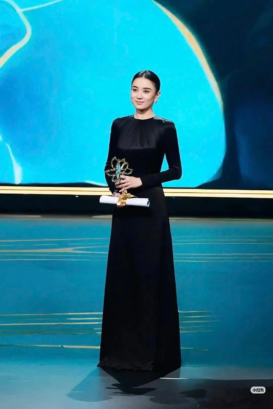 近十年白玉兰视后，基本都是黑白礼服 