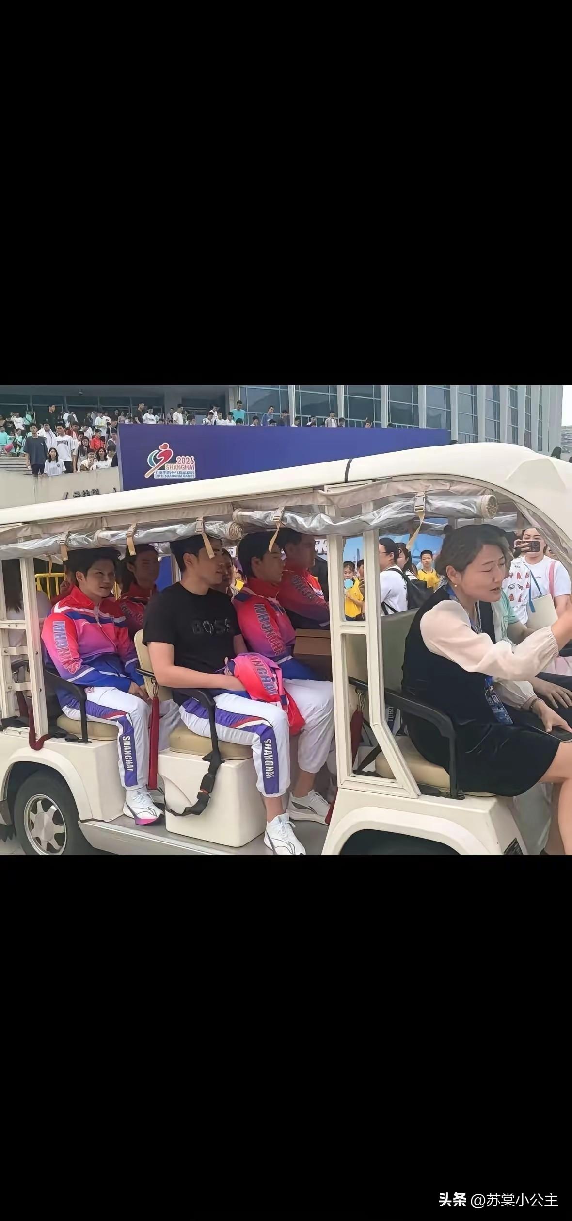 笑死我了！东哥回上海出席市运动会开幕，还被重点采访了！
室内形象维持的很棒棒，
