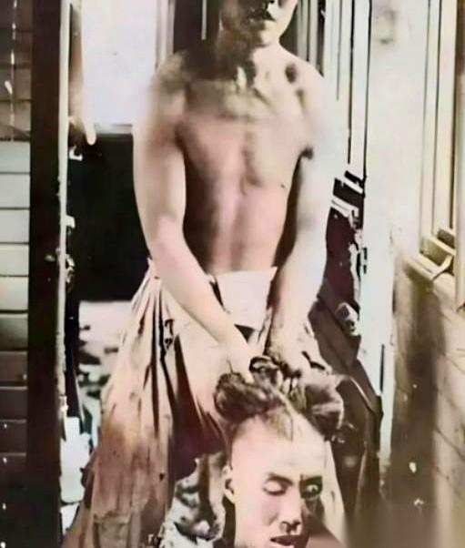 一张照片，就一张。
一个清兵，揪着一根辫子，像拖一条死狗一样，拖着一具已经炸烂的