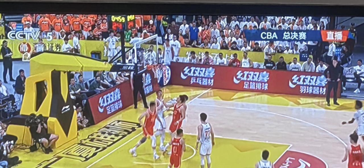 这是最为精彩的CBA决赛。
命悬一线的卫冕冠军众志成城以101：93战胜上海队。