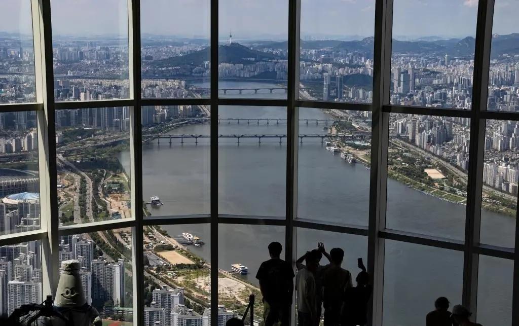 "放置了5个爆炸装置"，首尔所有乐天百货商店紧急闭店
8日19:30许，一则"诈