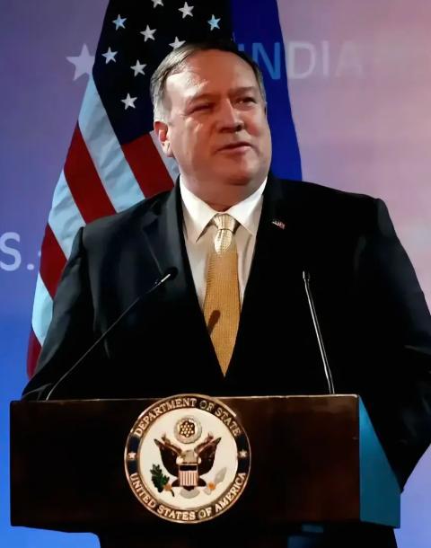 美国原国务卿蓬佩，这时候没有忘记中国，他也知道中国给他带来一切不好的待遇，他被中