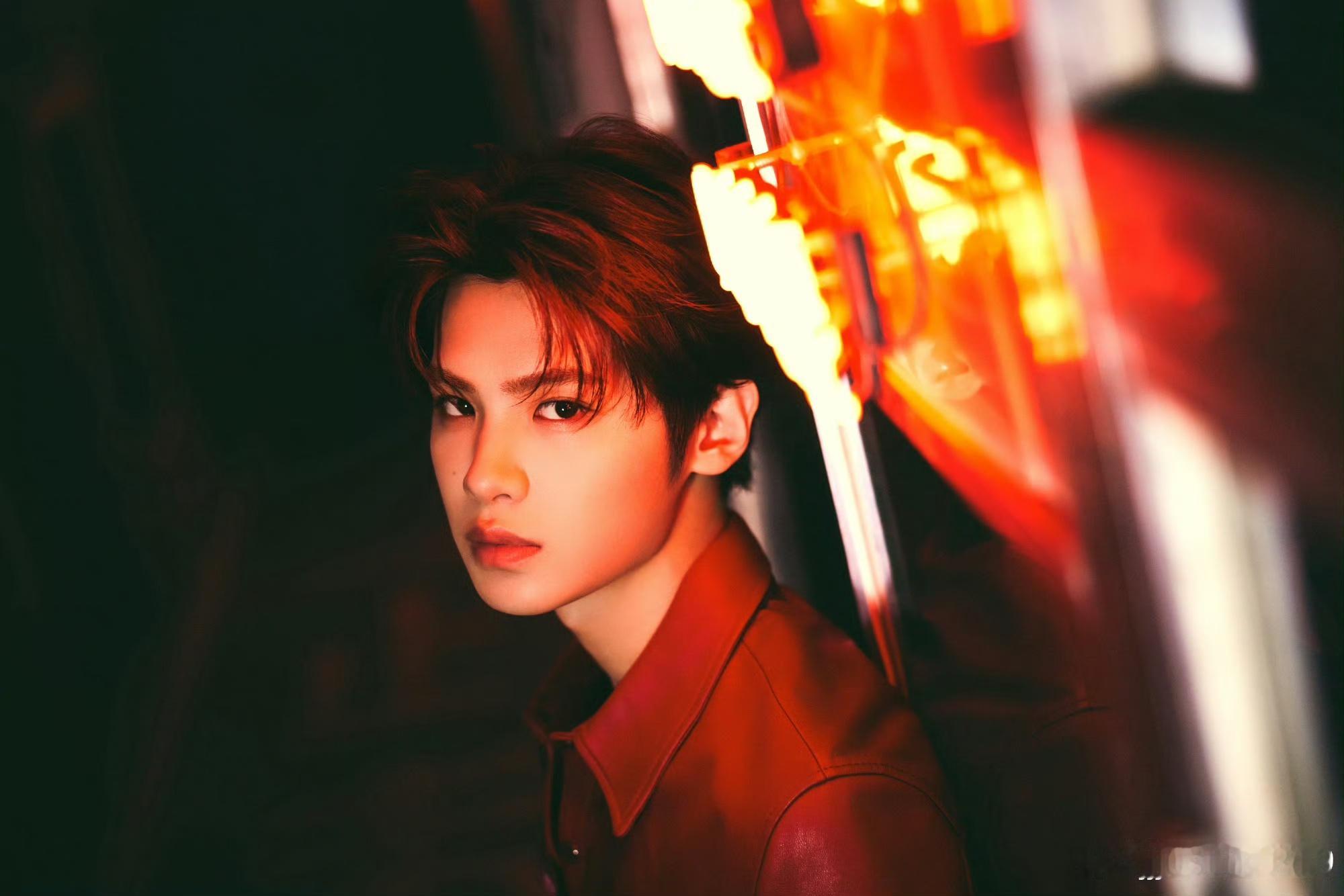 黄明昊[超话]黄明昊红色皮衣红领带黄明昊火力全开红皮衣 ​黄明昊火力全开的红皮衣