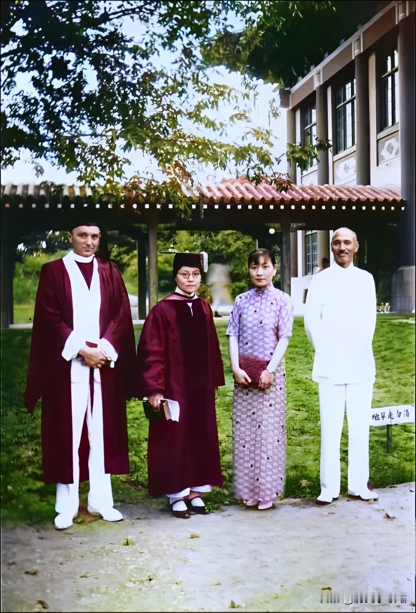 1934年，金陵女子大学的校园里洋溢着别样的氛围。蒋介石与宋美龄亲临学校视察，他