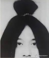 电影《霸王别姬》筹拍阶段，姜文为竞演片中“程蝶衣”一角拍的试妆照。1992年的一