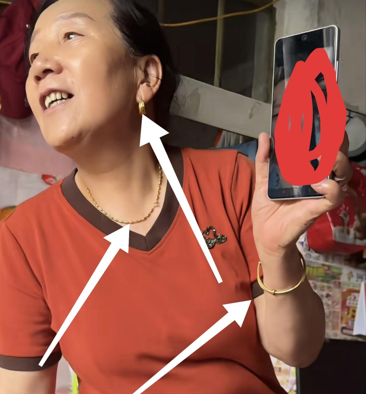 厉妈和林丽娘家妈
同样是项链耳环手镯3件套
但是气质上差了一大截！！！！
其实肉