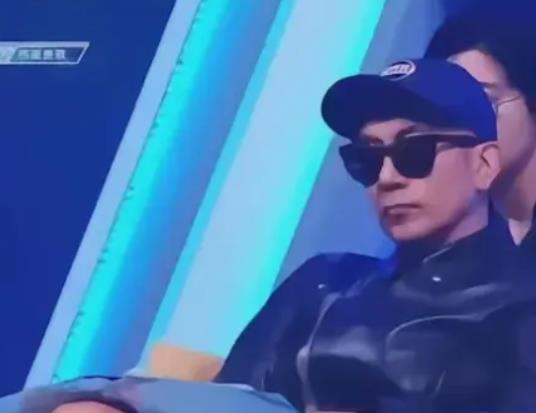 大S韩国老公具俊晔事业上有了明显起色，担任节目导师帅气十足。
 
婚后频繁地秀恩