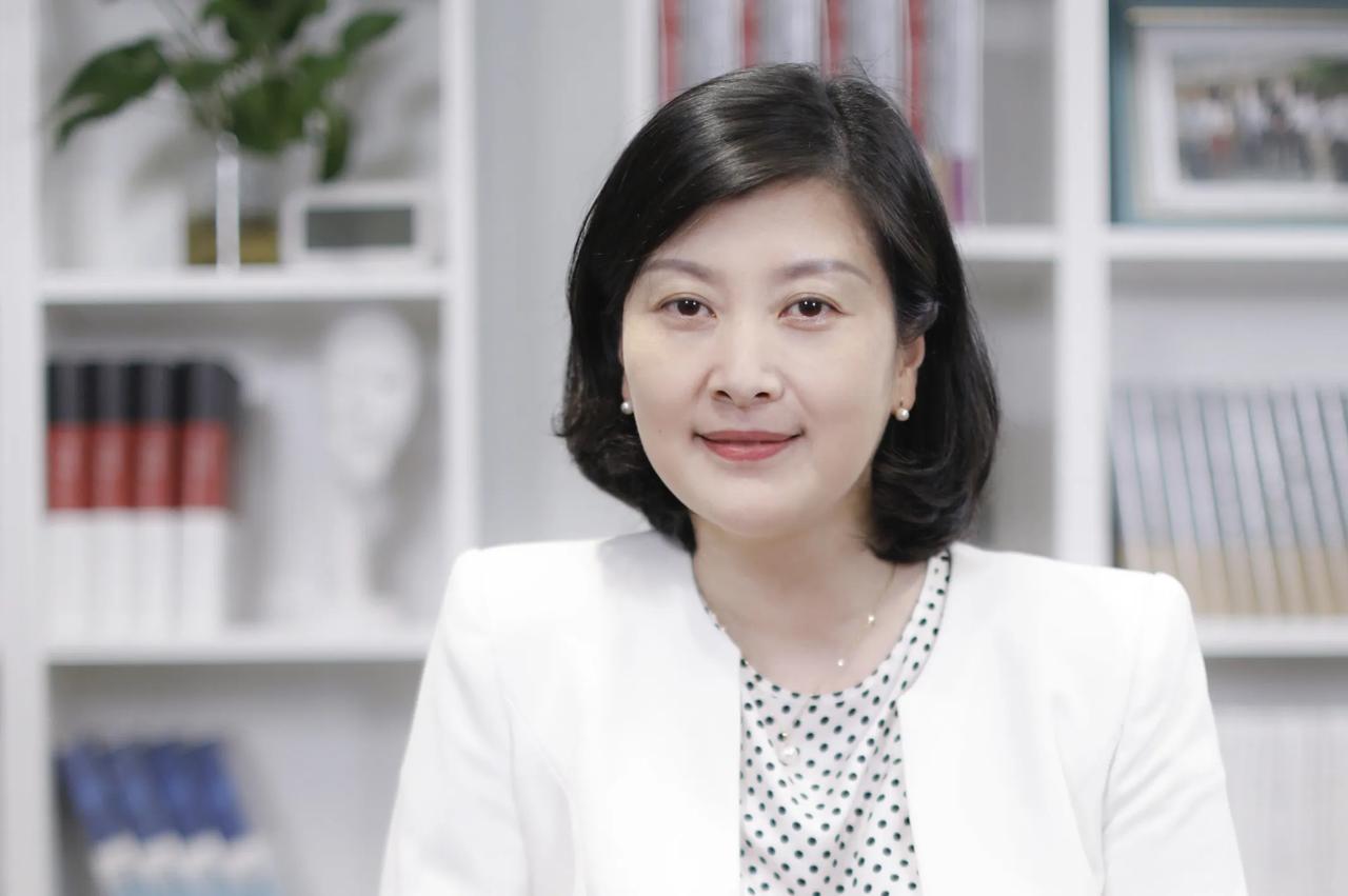 “常熟第一美女”顾春芳，凭美貌开启荒唐路，4年非法集资17亿，过上奢靡生活，收获
