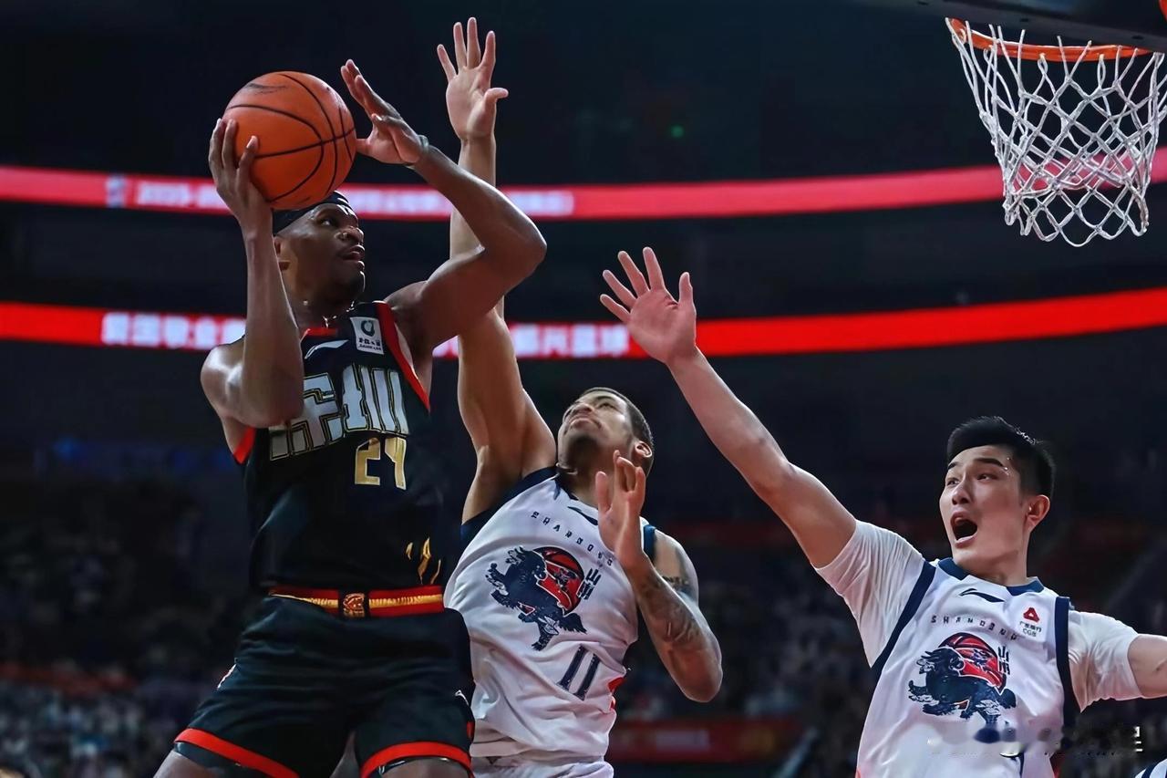 江湖水太深！
按照剧本，CBA联赛积分榜排名第三的深圳男篮昨晚主场战胜山东，最后