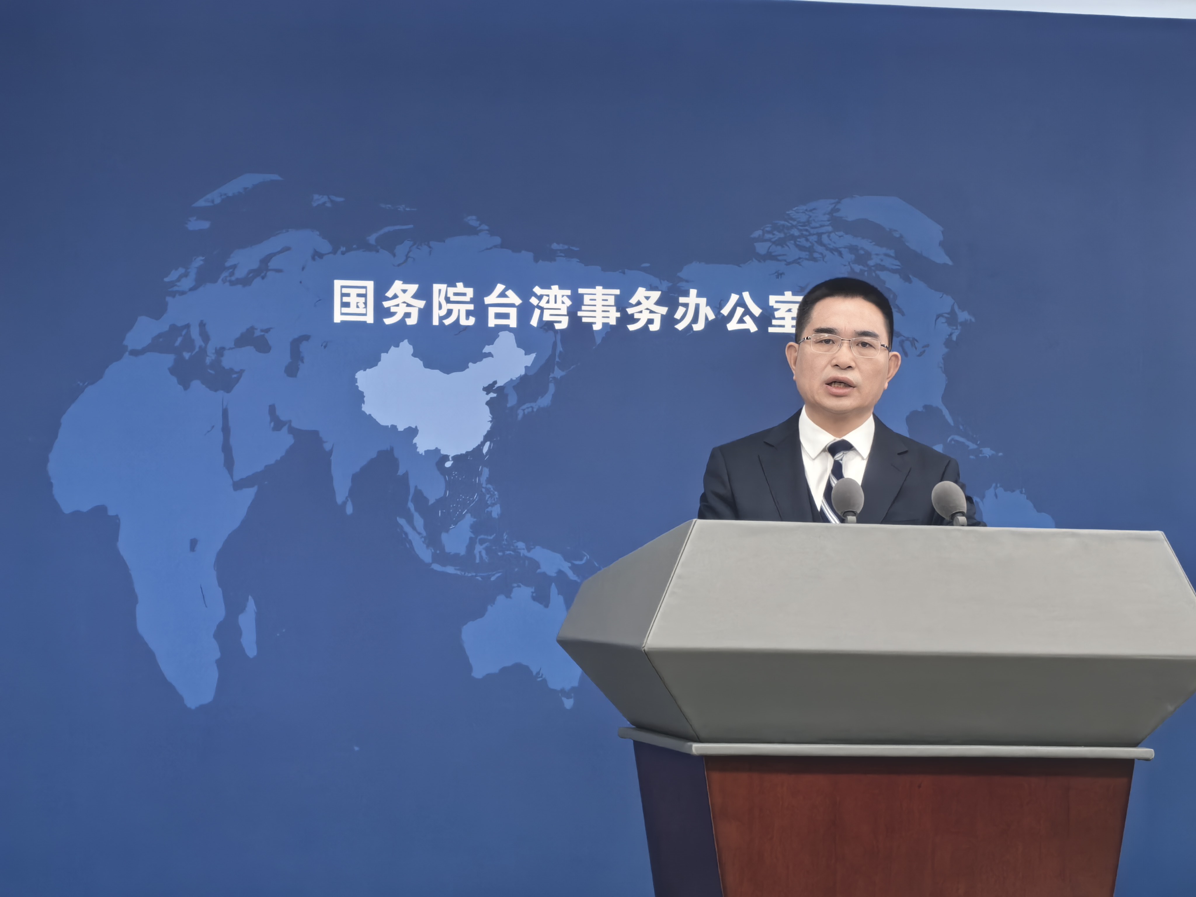 国台办：不存在所谓“放弃国籍”问题