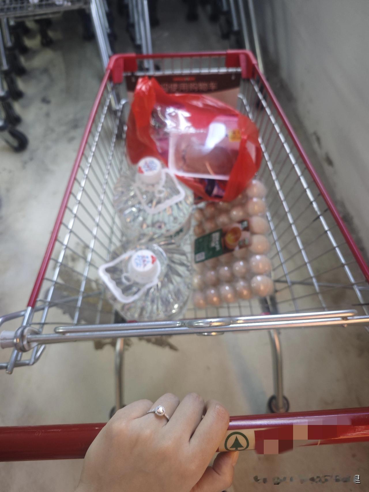 我老公一直都很防着我，任何密码我都不知道，尽管我因为他负债累累，他还是觉得我图他