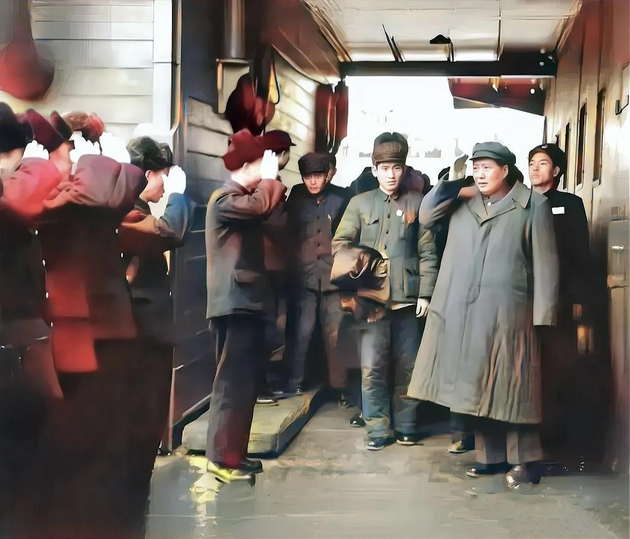 你可能没见过的毛主席珍贵照片，照片中，毛主席视察部队，军官及士兵向主席敬军礼，主