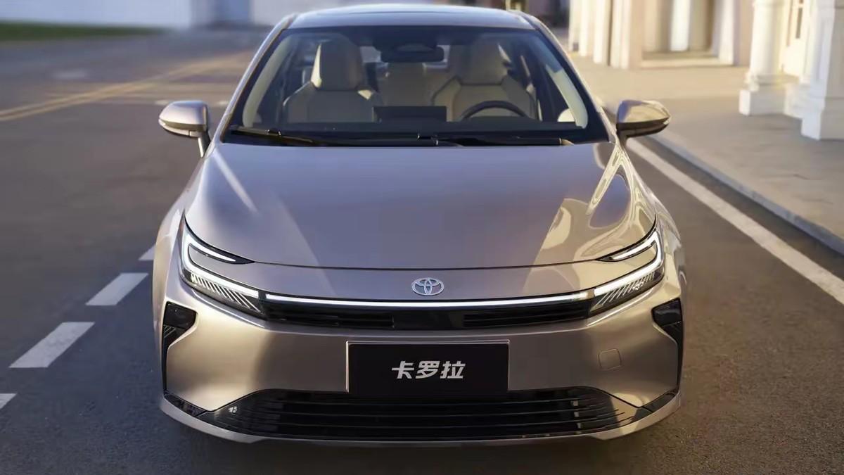 冯德莱恩对着镜头说欧洲不接受施压。
同一块手机屏幕上，丰田卡罗拉的广告弹了出来，