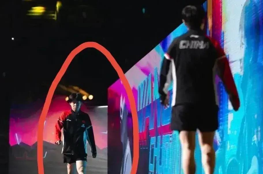 本来是奔着“莎头”组合的球技去的，结果被这入场式给整不会了。
 
主办方这脑洞，