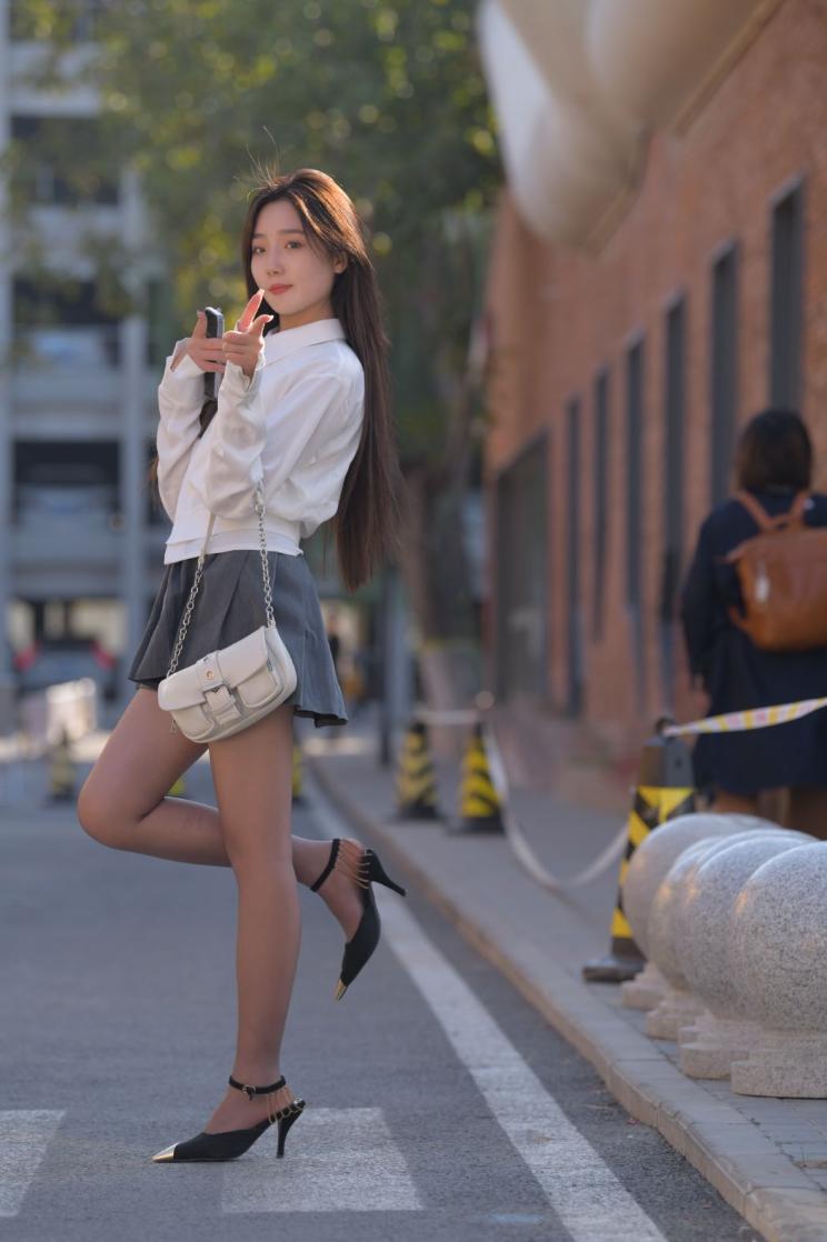 白衬衫辣妹的腿长 buff 直接叠满
白衬衫 + 短百褶裙，松弛感拿捏得刚好，黑