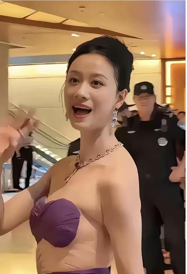 别看她笑盈盈地站在红毯中央，实际上这就是一场没有硝烟的暗战，而她是那个被弹药卡壳