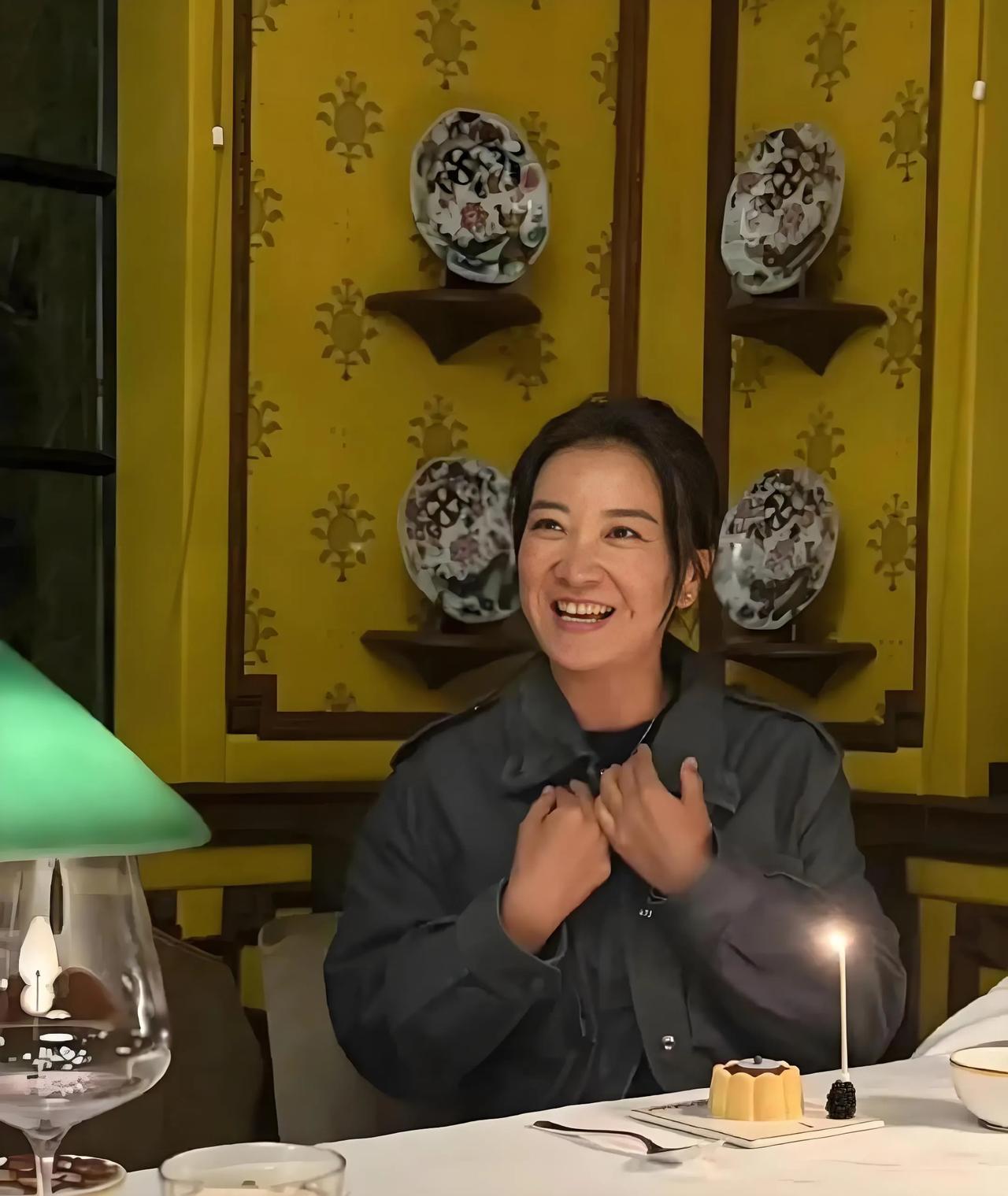 大家不要过分追捧贾玲的瘦身
她减重不只是为了角色塑造
也不是为了迎合审美标准
而