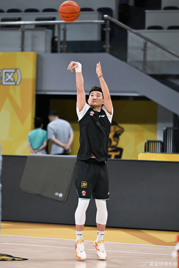 广厦男篮分享今日球队备战图集，球队总决赛大比分0-3落后