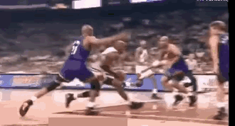 这球进了以后应该加罚4个——因为有4个人打了他。如果按每个人打的次数算，最多可以