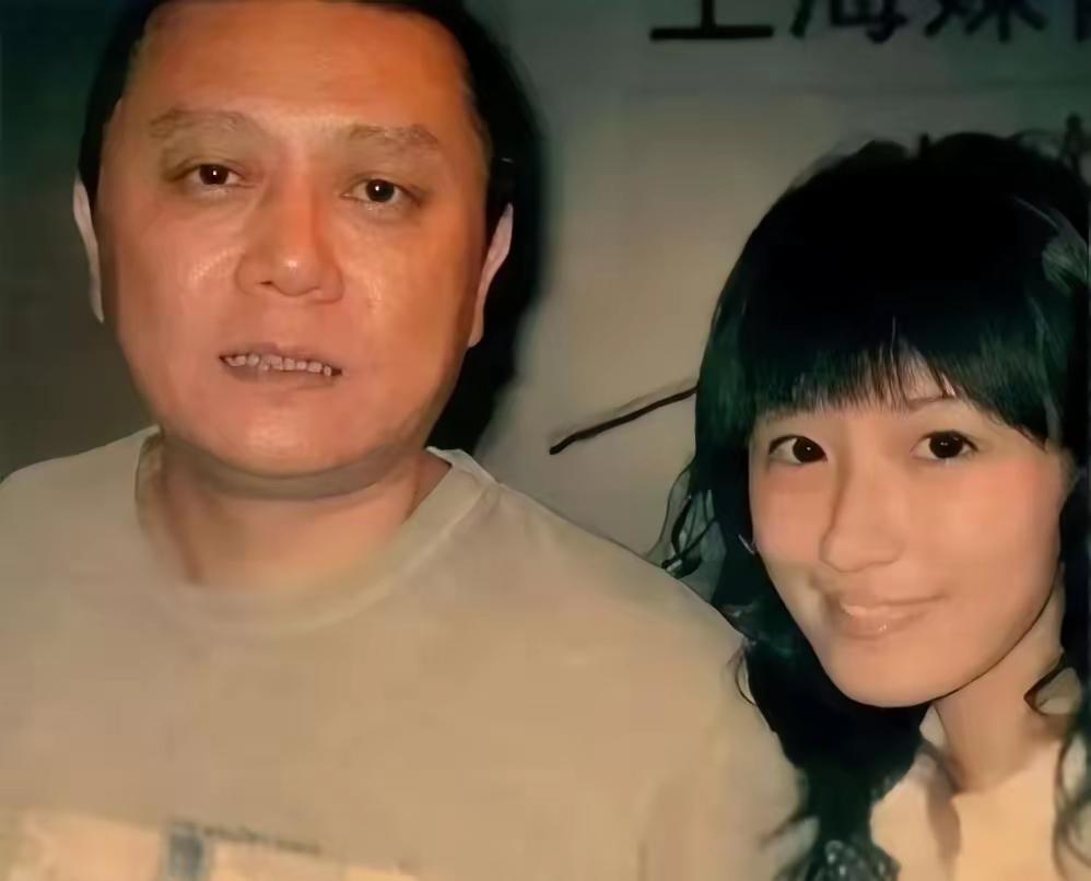 1994年，36岁的王朔与20岁的徐静蕾在家约会，俩人刚想亲密，王朔的妻子回来了