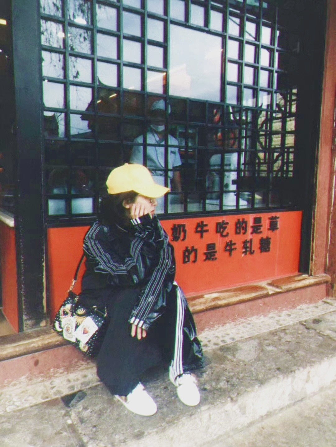 我将告别黄昏，挣脱藏身的黑暗，向你的光里坠落 ​​​