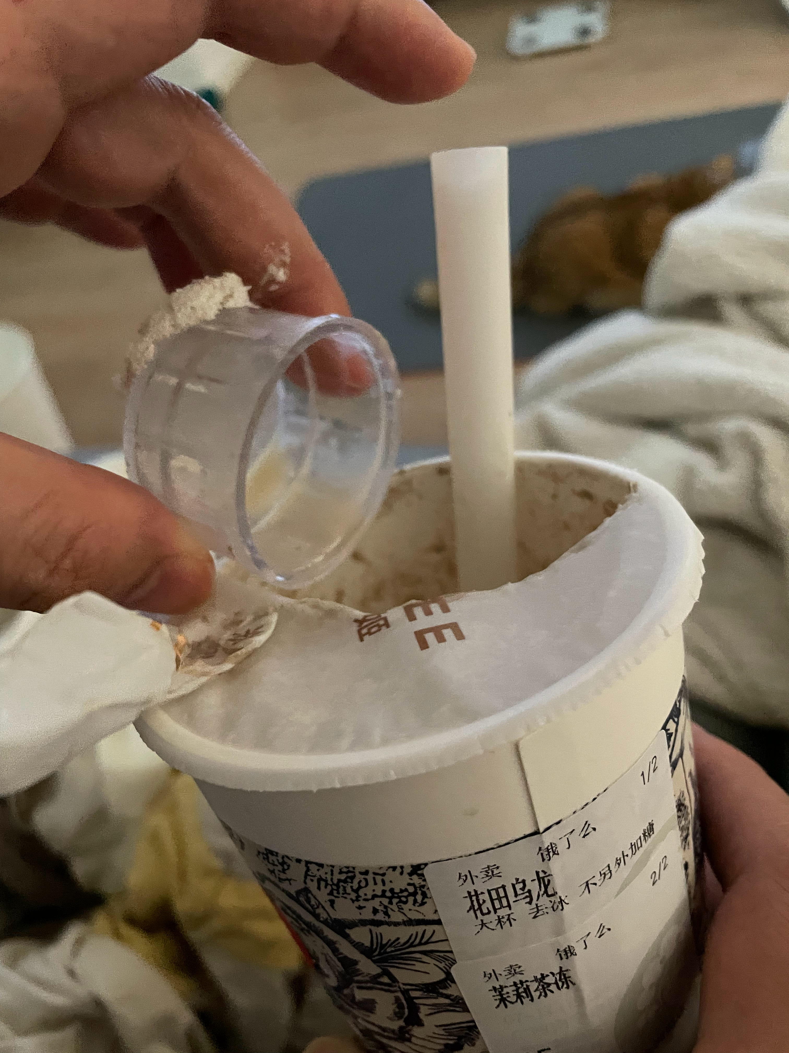 霸王茶姬喝出了异物，一开始承认是他们摇奶茶的盖子掉进去了，后面可能请示了店长之类