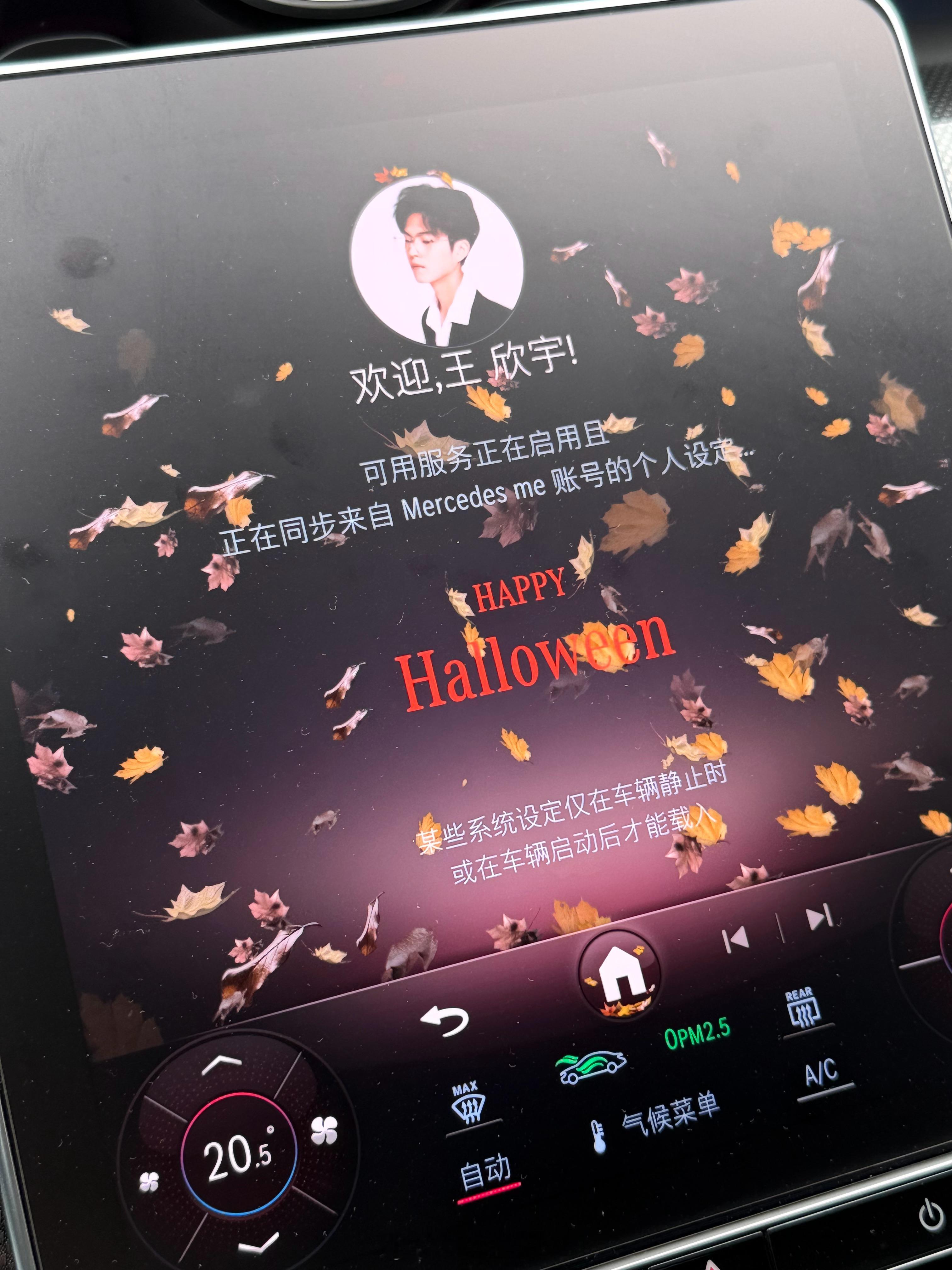 没想到老旧燃油车还挺有仪式感，原来今天是万圣节[哆啦A梦吃惊] ​​​