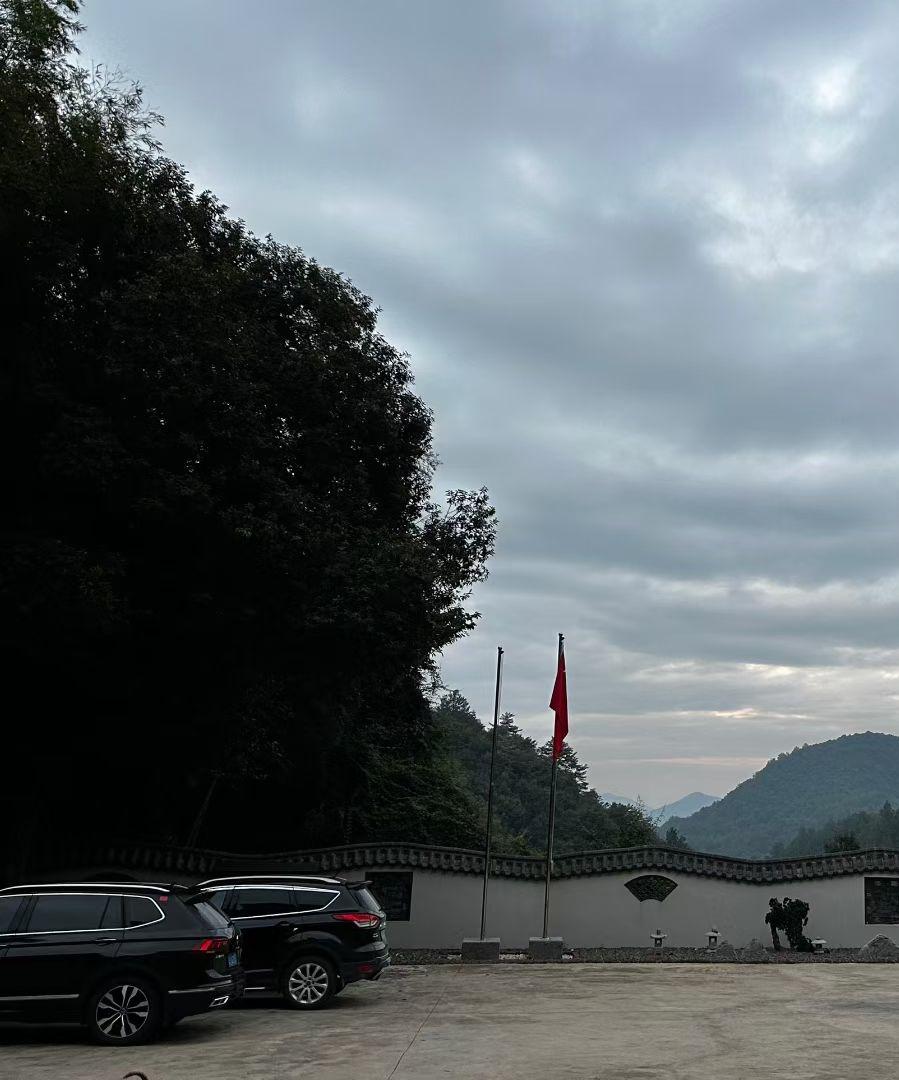 相知永不忘，
清晨送吉祥，
心中有牽掛，
情深意更長。
早上好！[玫瑰]