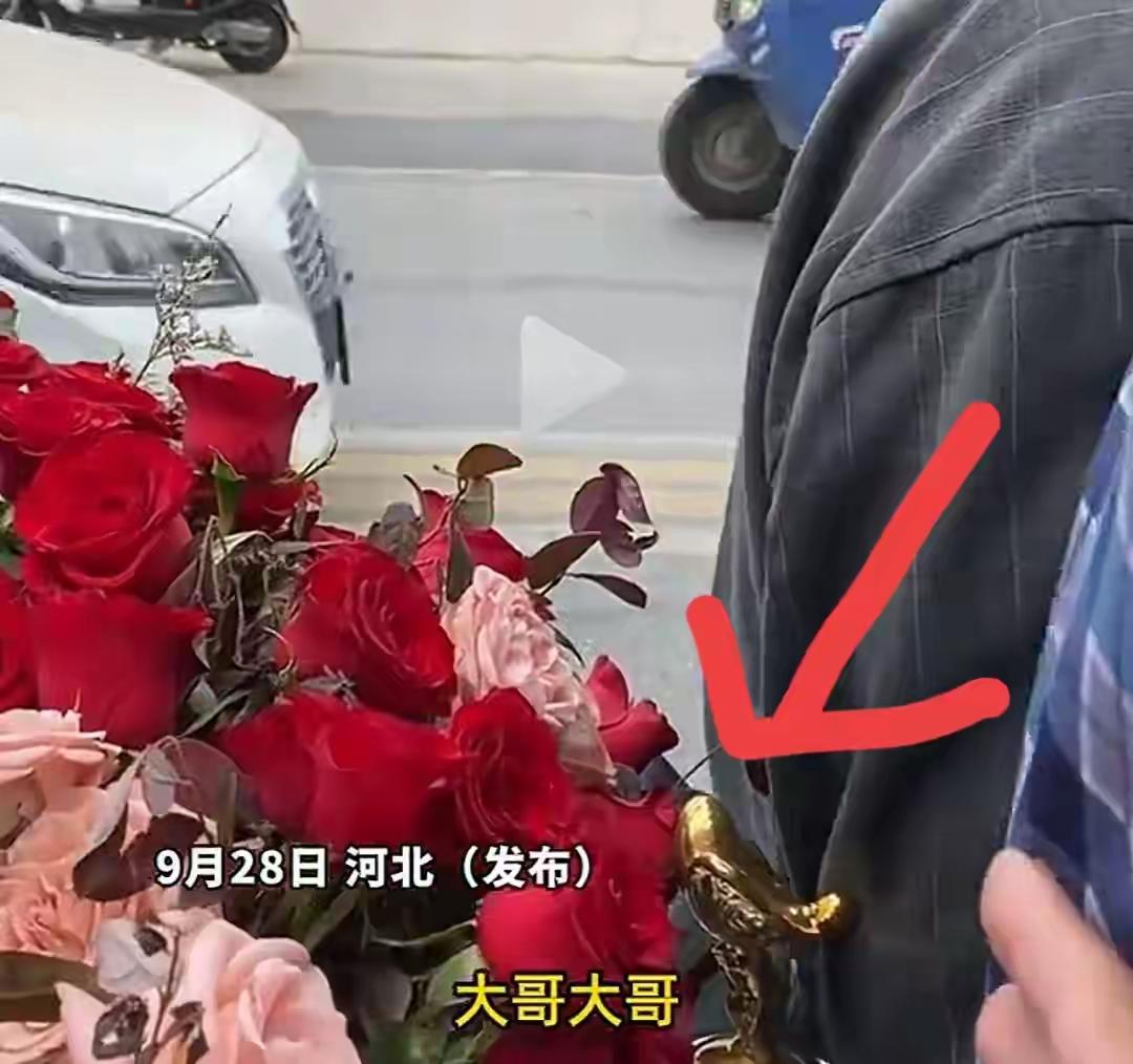 别人结婚时沾点喜气本来是好事，新人一家也愿意给点烟和糖。但如果狮子大开口硬要几包