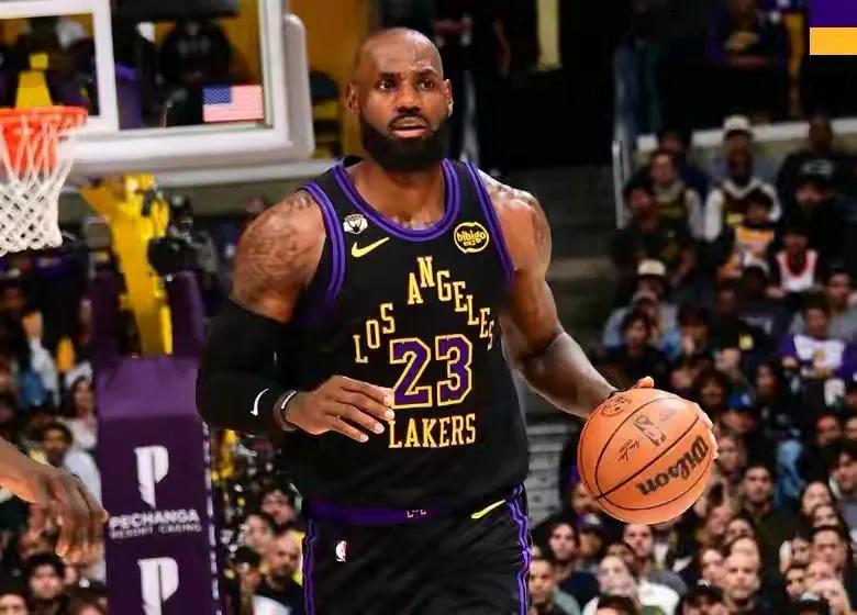 老詹今天差一个篮板就是30+的三双，是谁那么不懂事抢了我们老詹头的一个篮板，太不