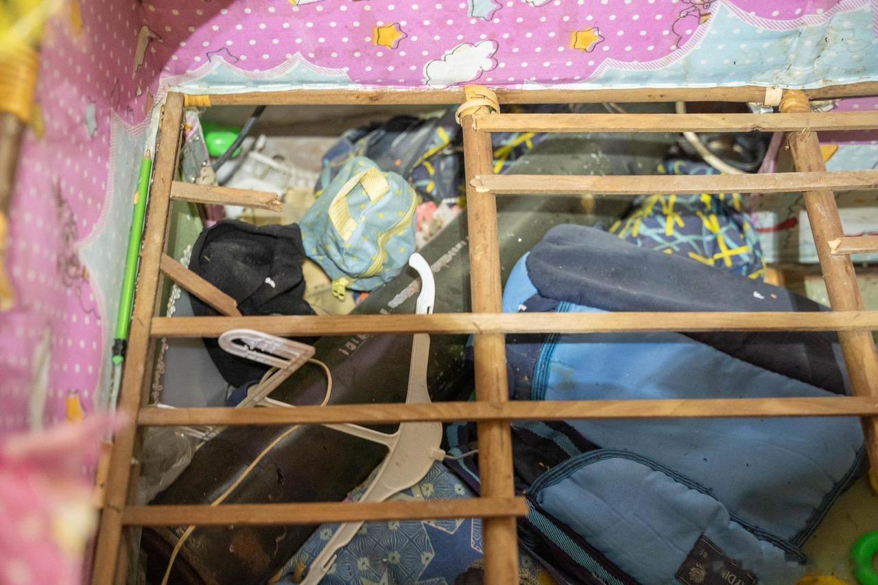 以色列国防军第14旅士兵在一张婴儿床下发现了一枚反坦克导弹，哈马斯成员大概认为把