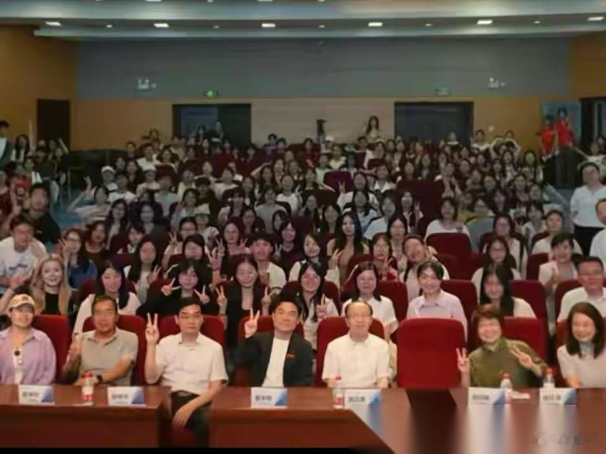 看懂董宇辉的大学四年，你就懂什么叫厚积薄发 看完董宇辉回母校的视频，真的被狠狠戳
