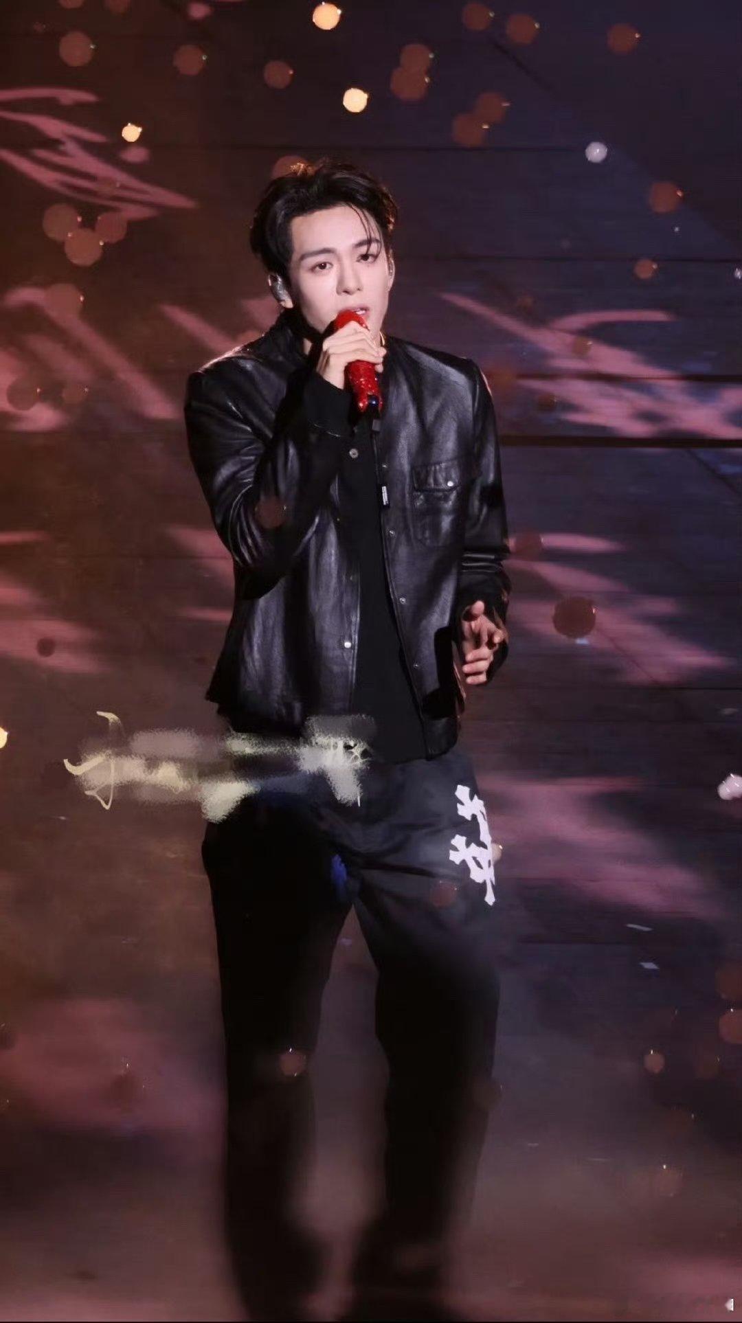 曾舜晞吻你吻上太空舞台 曾舜晞《吻你吻上太空》现场版太顶了，粤语咬字精准又有韵味